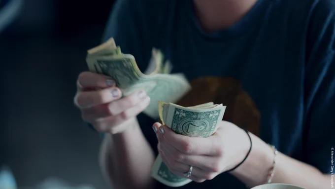 Hands with money. © Alexander Grey / Unsplash
