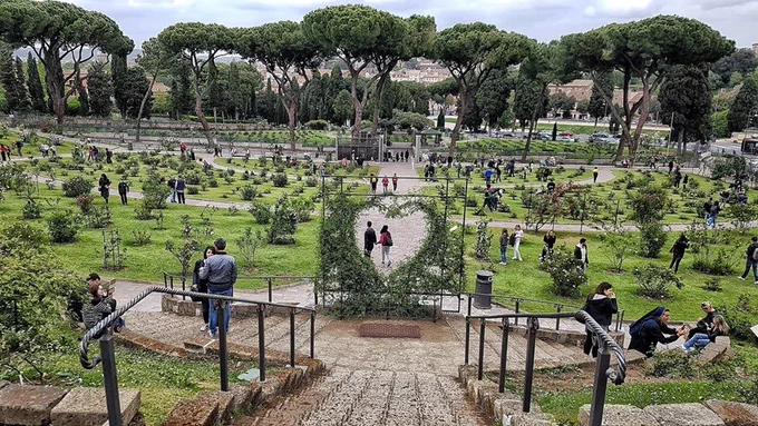 Roseto di Roma orto botanico, wikimedia commons