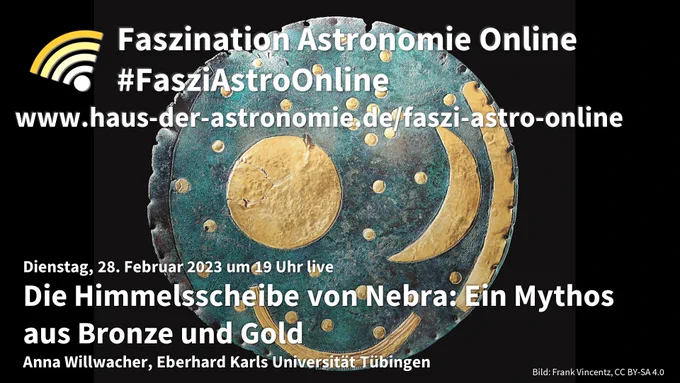 Ankündigung des Online-Vortrags "Die Himmelsscheibe von Nebra: Ein Mythos aus Bronze und Gold" von Anna Willwacher am 28. Februar 2023 um 19 Uhr live auf der Facebook-Seite und auf dem Youtube-Kanal des Hauses der Astronomie. Im Hintergrund ein Foto der Himmelsscheibe mit ihren Goldverzierungen auf grünem Untergrund