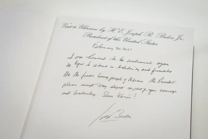 A handwritten note from President Biden to President Zelenskyy and the Ukrainian people.