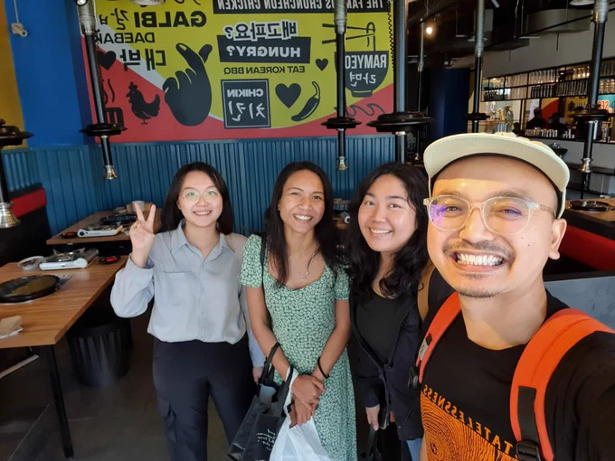 Gambar selfie berkumpulan pasukan Change.org Malaysia di restoran.