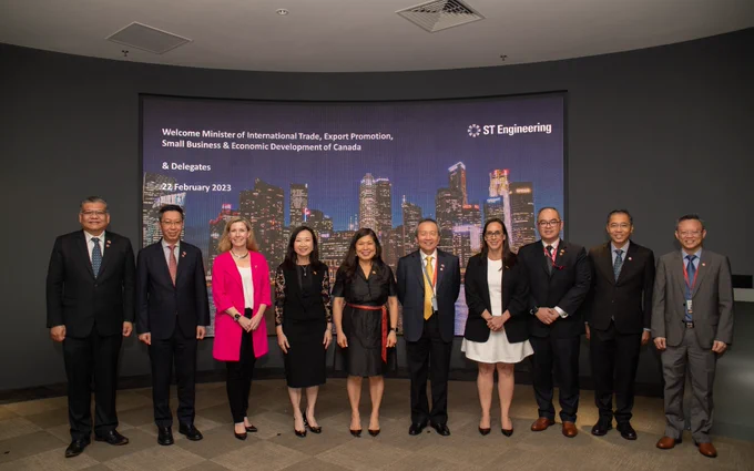 La ministre Ng se tient aux côtés de ses collègues et des représentants de ST Engineering à Singapour.
