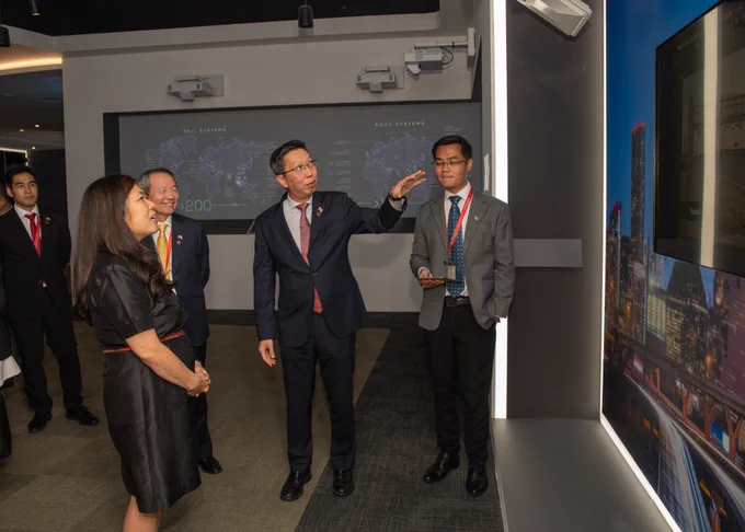 La ministre Ng participe à une visite guidée de ST Engineering à Singapour.