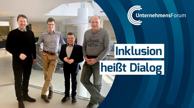 Man sieht vier Männer unterschiedlicher Größe nebeneinander stehen. Daneben steht: "Inklusion heißt Dialog".
