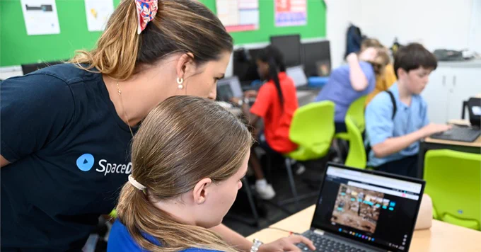 Teaching a student how to use SpaceDraft.