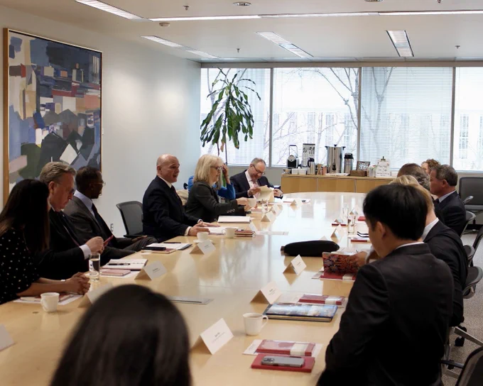 Minister Boissonnault sitting in a meeting with US travel stakeholders in Washington D.C.