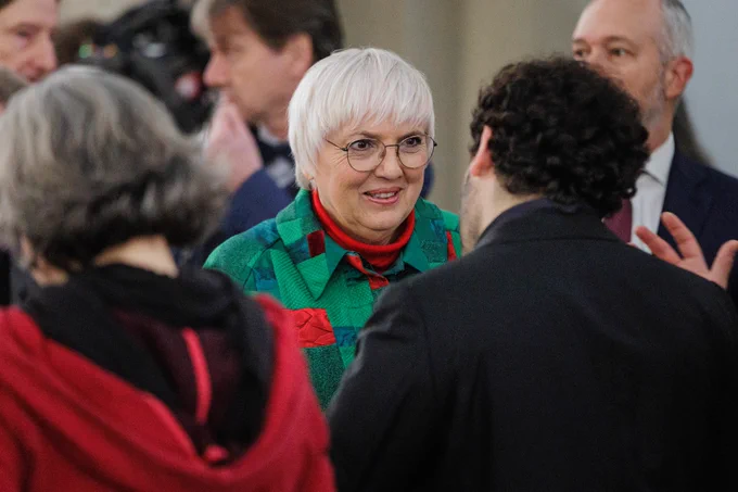 Claudia Roth im Gespräch bei der Auftaktveranstaltung zum Projekt "Kunst, Raub und Rückgabe"