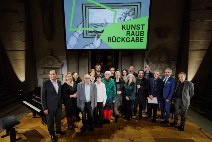 Gruppenfoto zur Auftaktveranstaltung des Projekts "Kunst, Raub und Rückgabe"