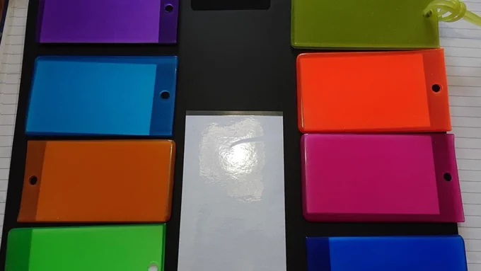 8 different coloured sheets which can be placed under a microscope sample dish to change the background colour.  