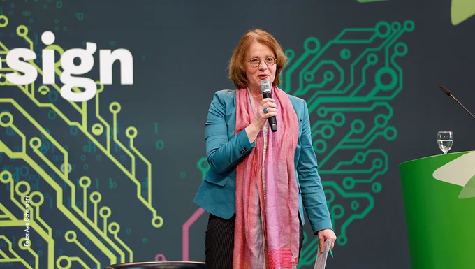 Auf dem Foto ist die Vorsitzende Ausschuss für Digitales Tabea Rößner auf der Bühne der Konferenz "Nachhaltig by design – für eine klimaneutrale digitale Zukunft" zu sehen. Sie spricht in ein Mikrofon.