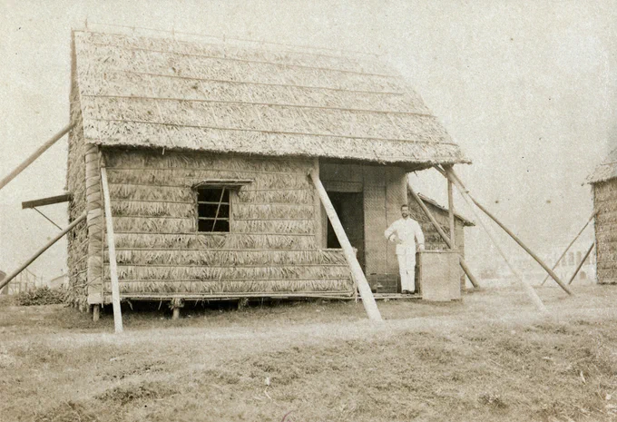  "Hong-Kong - Le docteur Yersin à l'entrée de sa paillote." photo extraite de « Mon voyage à Hong-Kong au sujet de la peste », Alexandre Yersin, 1894, Fonds Yersin. 