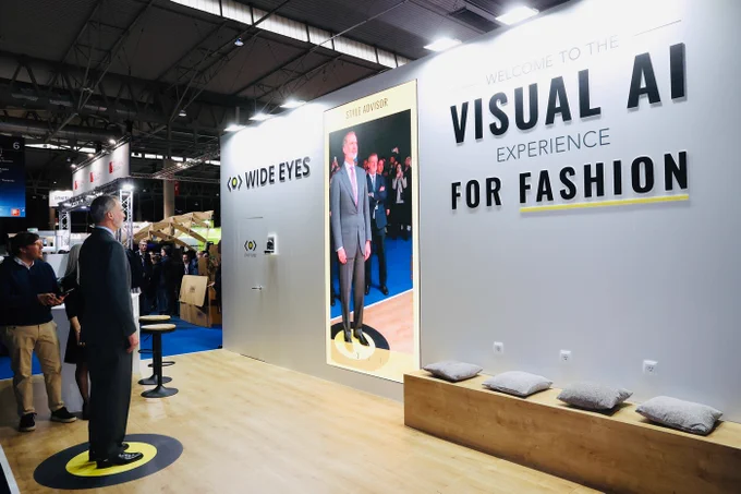 The official moment at MWC Barcelona when the King Felipe VI try Wide Eyes' AI-powered Style Advisor. This solution generates personalized outfit suggestions. The most royal fashionable moment of Mobile World Congress 2023