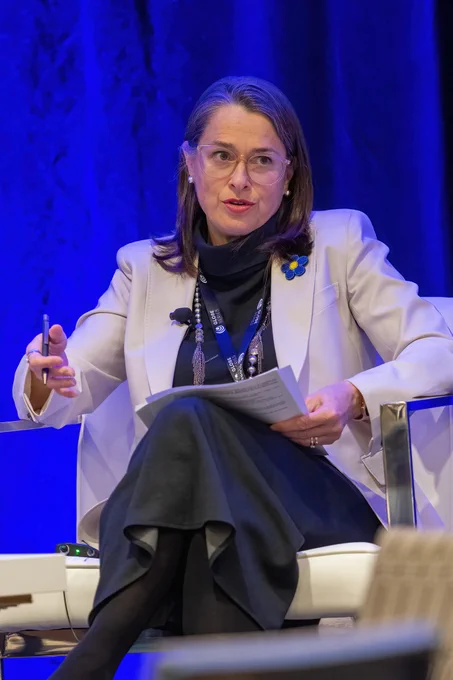 L'ambassadrice du Canada pour les changements climatiques, Catherine Stewart, assise sur une scène lors d'un événement.