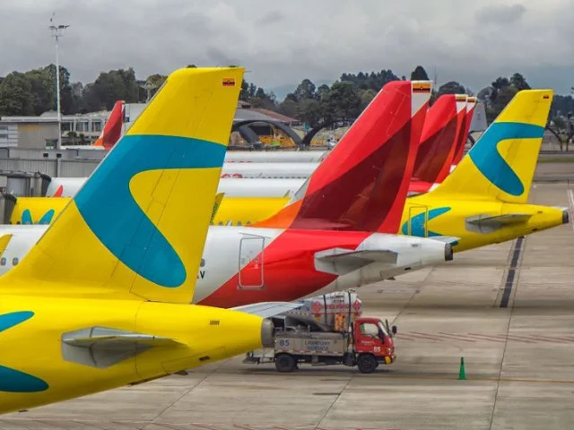 Aviones de Viva Air y Avianca parqueados juntos.
Foto de La silla vacía.