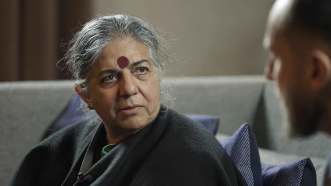 The first instalment on Conversations on Resilience & Resistance is now available to watch! 🌱📽️

@MADEcoEditor, director of @ChelseaGFound speaks to @drvandanashiva & @dougald on how we can find a way to live with humility in times of uncertainty: https://www.youtube.com/watch?v=8RRjB-sgYQM