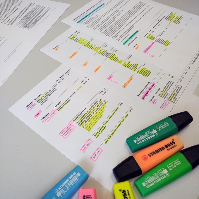 foto eines dokuments mit textmarker-markierungen, davor einige textmarker
