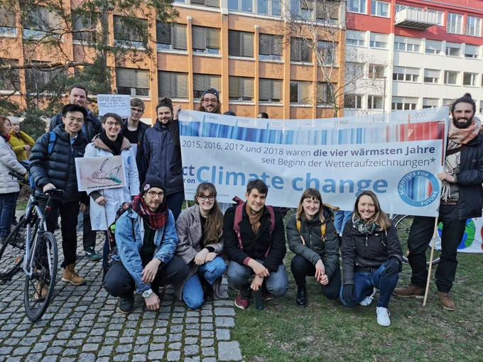 Gruppenfoto mit Banner