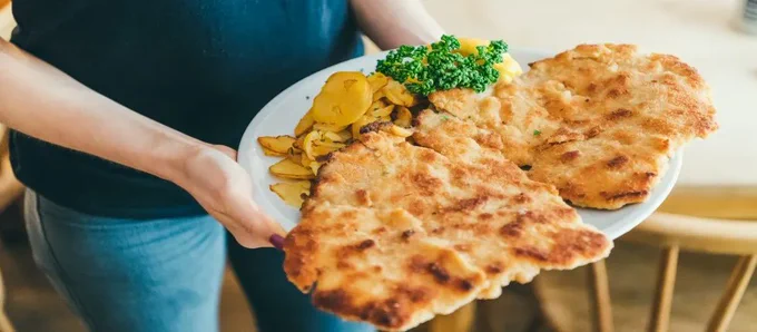 Ein Teller mit zwei riesen Schnitzeln