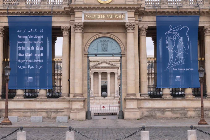 L’Assemblée nationale drapé de banderoles femme, vie, liberté en plusieurs langues