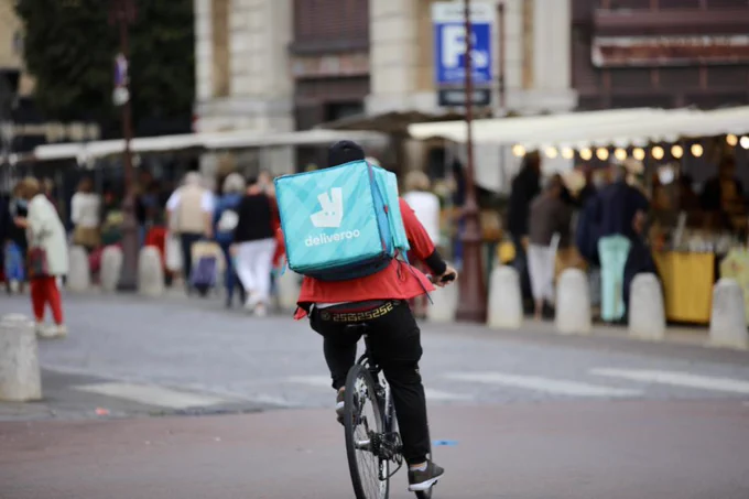 Les plateformes numériques bousculent des pans entiers de l’économie, promettant services à bas coût et travail à la carte. Mais elles esquissent aussi un monde où les droits sociaux se réduiraient comme peau de chagrin. Le 23 février, les Rencards du Savoir se penchaient sur cette ubérisation et ses répercussions.