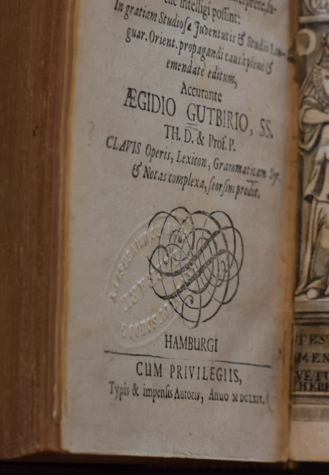 Interlacing curves sit opposite the title page above the words “Hamburgi”.