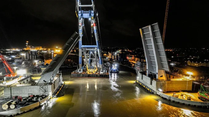 An 1,800 tonne floating crane was used to lift the two 750 tonne deck leaves on the Herring Bridge into position during a 72-hour possession of the River Yare. 