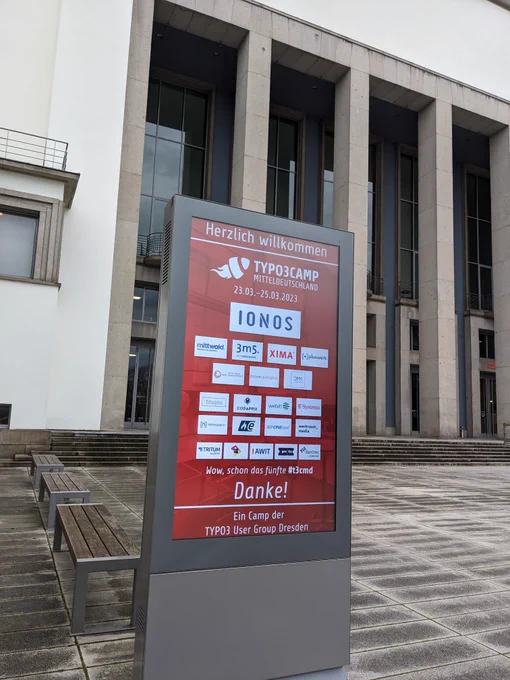Infotafel mit Logos zum TYPO3-Barcamp vor dem Deutschen Hygienemuseum Dresden. 