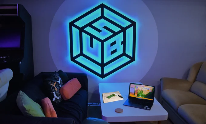 Laptop und Hackbrett mit Kräutern vor dem subraum Logo
