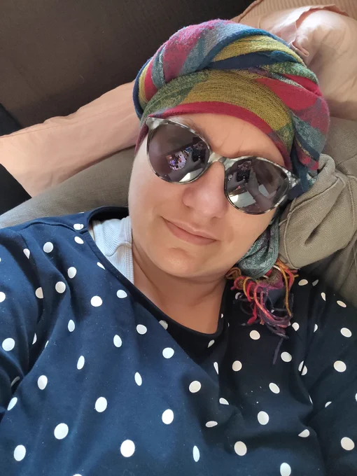 Selfie, dunkle Sonnenbrille und abgedeckten Kopf.