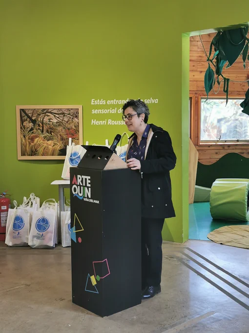 Loreto Ledezma de Museo Artequin de Viña del Mar en premiación de Concurso "Habitantes de agua dulce"