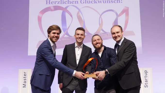 Mehrere Preisträger halten ihre Trophäe lächelnd in die Kamera; copyright: EHI/GS1/Jörn Wolter