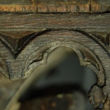 The wooden arc after cleaning. The dark surface and delicate carved details are now visible again.