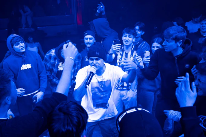 Op deze foto van Merlijn Hooijsma: Rapper Jiri11 tijdens zijn optreden met Gooische Woordenaars in De Vorstin.