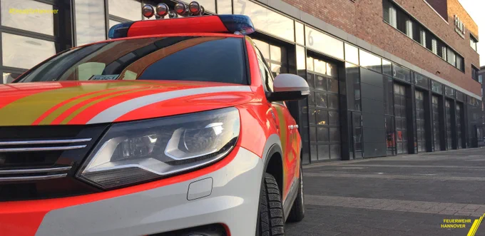 Feuerwehrfahrzeug vor Feuerwache 