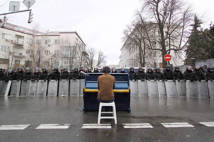 "Markiyan Macekh: That day, near the Presidential Administration, I played Chopin's Waltz, the second movement of Opus 64. It is still one of my favorites. I played it very poorly then, because it was terribly cold, my fingers could barely move"

PHOTO: ANDRIY MEAKOVSKY