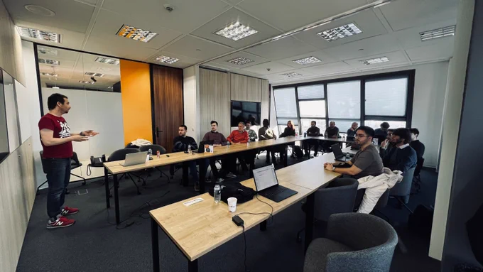 Foto de la reunión interna All Hands en las oficinas de Turing.