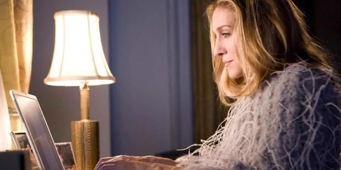 Carrie Bradshaw of Sex in the City typing.
