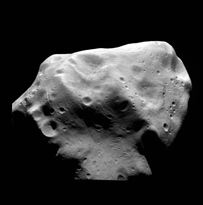 Satellitenaufnahme eines unförmigen Asteroiden mit Kratern in Schwarzweiß