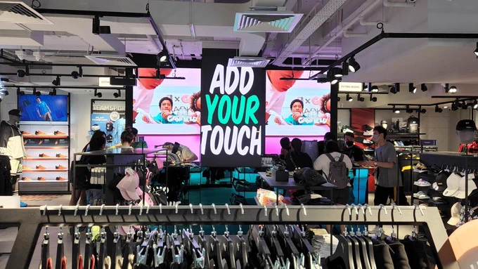 PUMA Store with big LED displays. Copyright: Esprit digital
