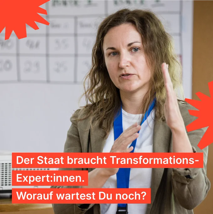 Eine Frau gestikuliert und hält einen Vortrag. Auf dem Foto in Orange die Aufschrift: Der Staat braucht Transformations-Expert:innen. Worauf wartest Du noch?