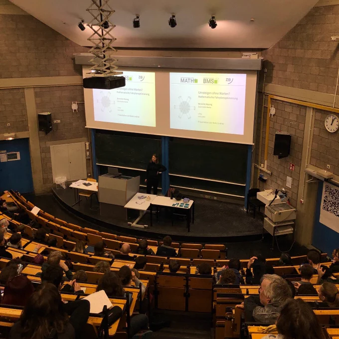 Berenike Masing (ZIB) präsentiert ihren Vortrag im Hörsaal vor Schüler*innen der Oberstufe.