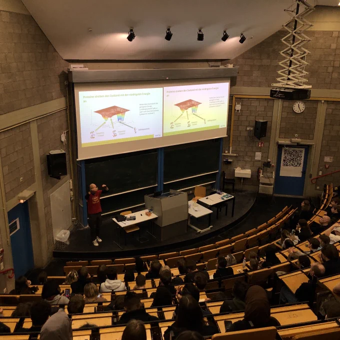 Max Fackeldey (ZIB, TU Berlin) präsentiert seinen Vortrag im Hörsaal vor Schüler*innen der Oberstufe.