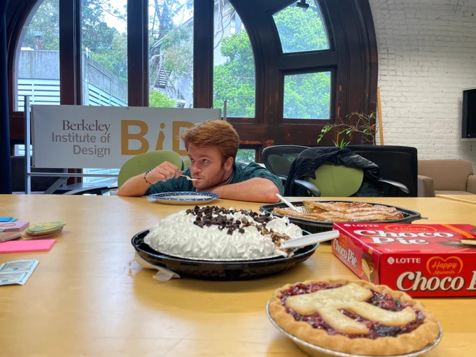 Tim eats pie in BiD
