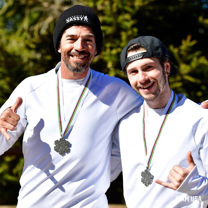 Image of Para Snowboarders Kieth Gabel and Noah Elliott pictured with their silver medals from the Para snowboard world championships 