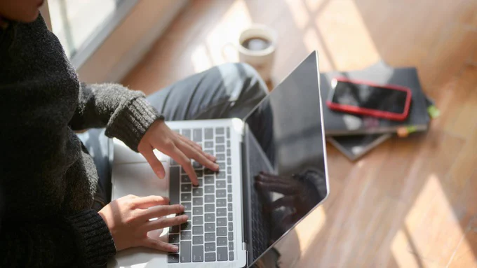 Una mujer mirando la pantalla del ordenador