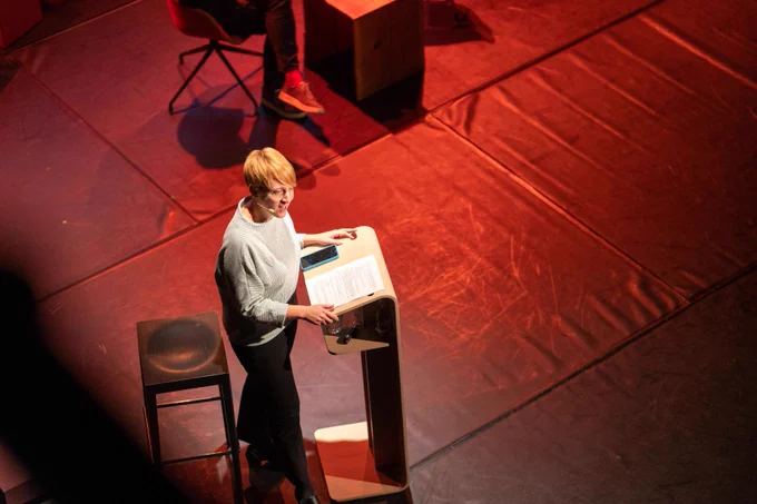 Elisa Lindinger am Podium der Weizenbaum Debate