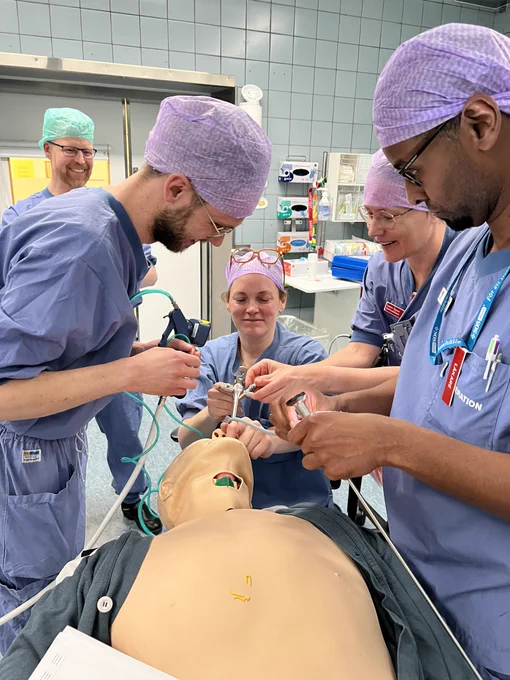 3 öronläkare, 2 anestesiologer, en docka, bronkoskopi på operation.