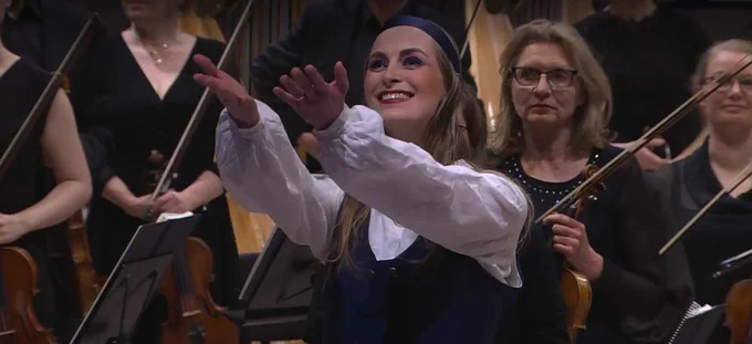 Solisti/festivaalijohtaja Tuuli Lindeberg osoittaa suosiotaan säveltäjä Sampo Haapaniemelle konsertin jälkeen.