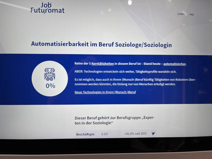 Foto einer Bildschirmanzeige die aussagt: Automatisierbarkeit im Beruf Soziologe/Soziologin. Keine der 5 Kerntätigkeiten in diesem Beruf ist - Stand heute - automatisierbar.
