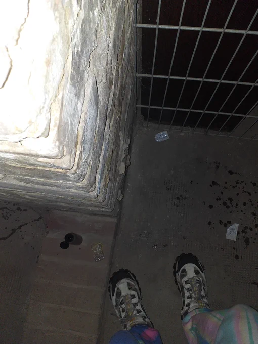 Timi macht ein Foto vom Fußboden. Es liegt ein benutzes Kondom und Gleitgelflasche da. Außerdem Gleitgelflecke auf den Fußboden. Siers Sneakers sind auch auf dem Bild.